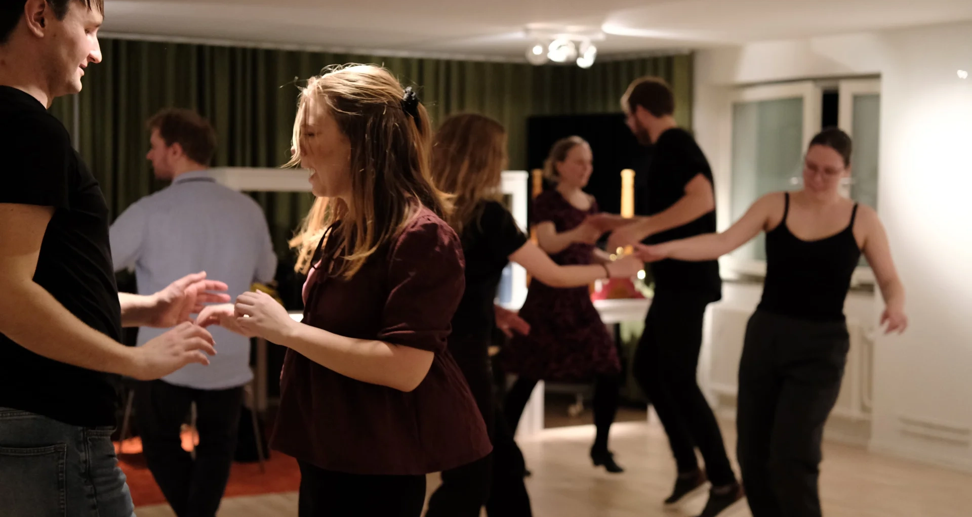 dansande unga vuxna som dansar bugg hos Lundansarna i Lund